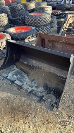 Unused 5ft dirt bucket alo quick tach