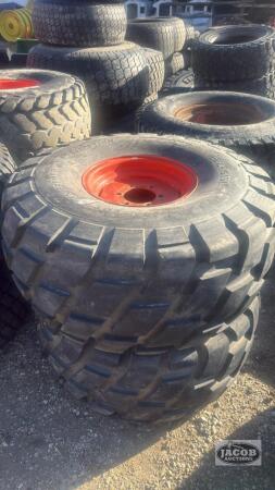 Pair of 21.5L -16 tires on Kubota 6 bolt wheels