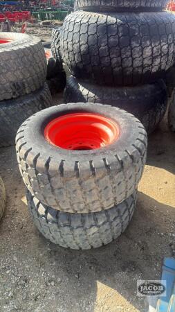 Pair of 31x13.5-15sl tires on Kubota 8 bolt wheels