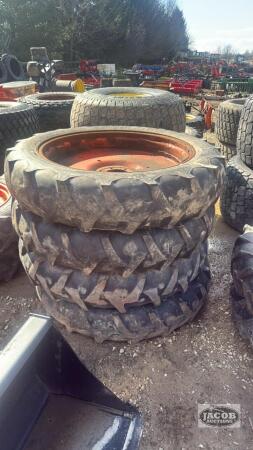 Set of 4 9.5-32 tires on Kubota 6 bolt wheels