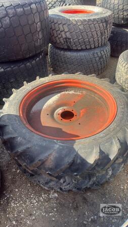 Pair of 9.5-32 tires on Kubota 6bolt wheels