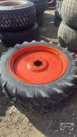 Pair of 9.5-32 tires on Kubota 6bolt wheels