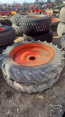 Pair of 9.5-32 tires on Kubota 6bolt wheels