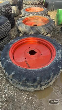 Pair of 9.5-32 tires on Kubota 6bolt wheels