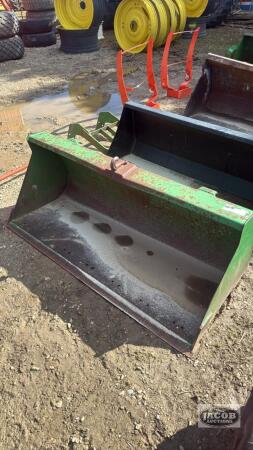 5ft John Deere quick tach material bucket