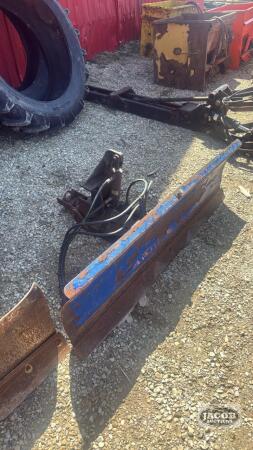 Hydraulic angle blade off Kubota compact tractor