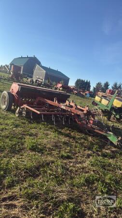 International 5100 grain , fertilizer , grass seed , 18run ,with cultivator rollling harrows