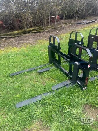Unused Mapleside skid steer quick tach pallet fork