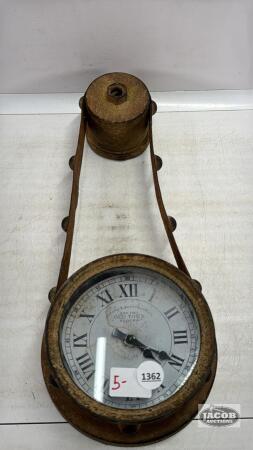 DECROATIVE METAL QUARTZ WALL CLOCK