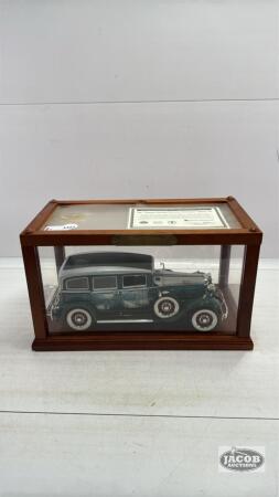 1931 PEERLESS MODEL CAR IN DISPLAY CASE