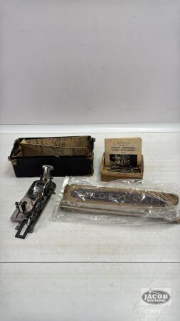 SINGER ACCESSORY LOT