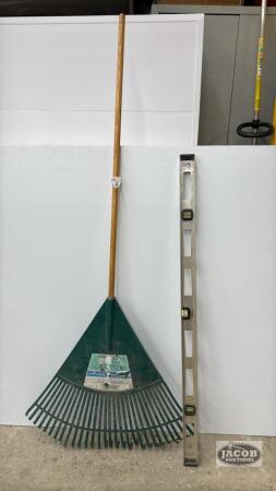 30IN LEAF RAKE & 4FT JOHNSON LEVEL