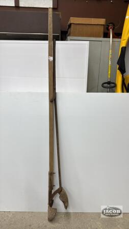 CLAM SHELL POST HOLE DIGGER