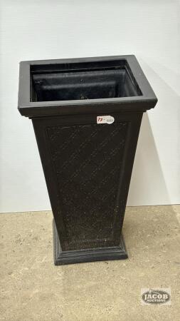 PLASTIC PLANT STAND