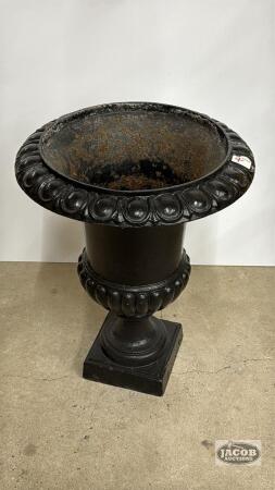 CAST IRON 24.5IN FLOWER POT HOLDER