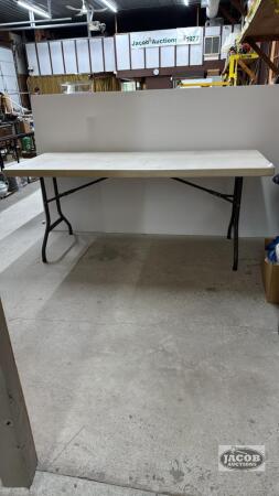 6FT LIFETIME PLASTIC TABLE WITH FOLDING LEGS