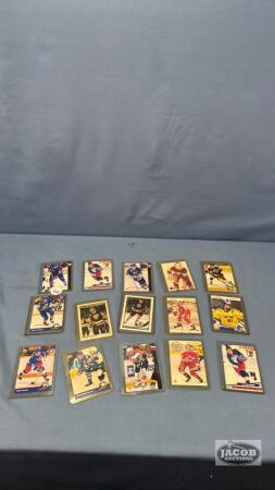 APPROX. 15 HOCKEY CARDS IN SLEEVES