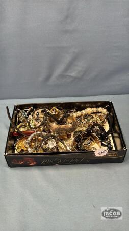 ASSORTED LOT OF JEWELLERY