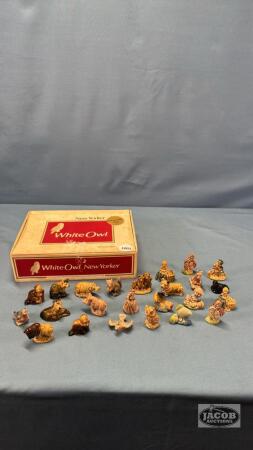 WHITE OWL CIGAR BOX WITH APPROX. 24 TEA FIGURINES