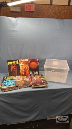 20L PLASTIC TOTE WITH LID & APPROX. 55 COMIC BOOKS