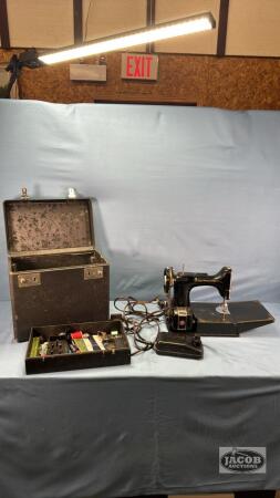 SINGER FEATHERLITE SEWING MACHINE IN CASE