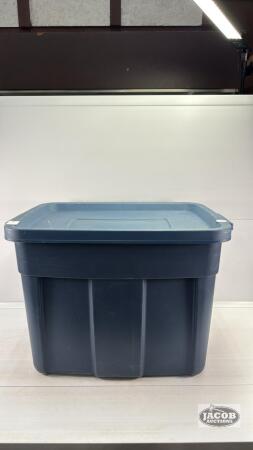 RUBBERMAID ROUGH NECK TOTE WITH LID