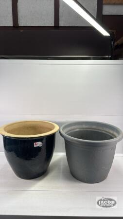 12IN CLAY FLOWER POT & 12IN PLASTIC FLOWER POT
