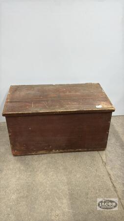 PINE BOX WITH HINGED LID