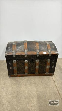 HUMP TOP METAL & WOOD CLAD TRUNK