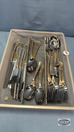 (8)5PC SETTING OF STAINLESS CUTLERY W/GOLD EDGING