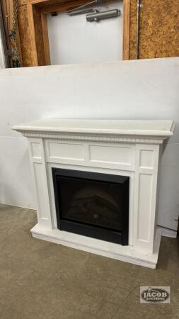 ELECTRIC FIRE PLACE IN MANTLE