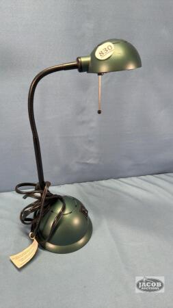 (1) DESK LIGHT WITH FLEXIBLE HEAD
