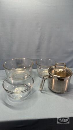 (3)MIXING BOWLS &(1) STAINLESS MEASURING 8 CUP POT
