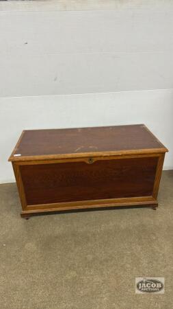 CEDAR BOX ON CASTERS