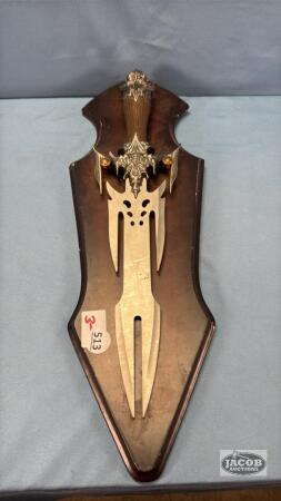 17.5IN KNIFE WITH WALL PLAQUE
