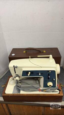 SINGER SEWING MACHINE IN WOODEN CARRY CASE