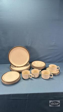 4 PLACE SETTING OF BARROTTS OF STAFFORD SHIRE DINNERWARE