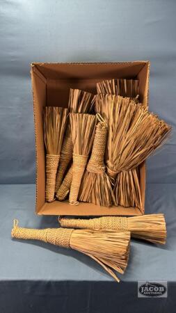 STRAW HAND BROOMS FOR RUSTIC HOME D&Eacute;COR