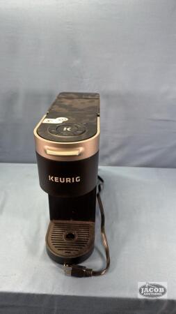 KEURIG COFFEE MACHINE