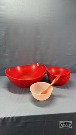 PLASTIC 14IN SALAD SERVING BOWL &(4) 7IN SALAD BOWLS