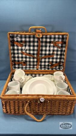 WICKER PICNIC BASKET