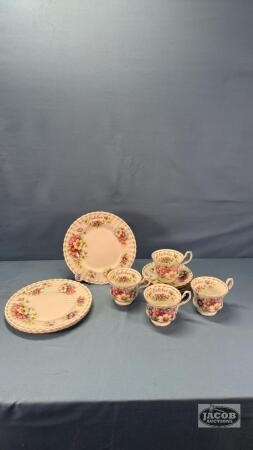 ROYAL ALBERT LOT "COSMOS PATTERN"