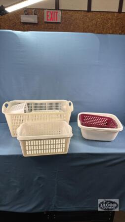 ASSORTMENT OF 10 VARIOUS SIZED PLASTIC BASKETS