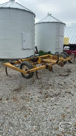 LANDOLL 9-SHANK 3PTH CHISEL PLOW