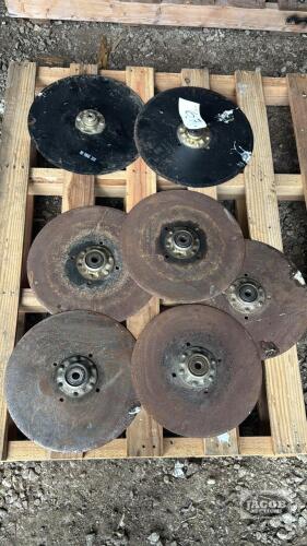 LOT OF GREAT PLAINS DISC BLADES