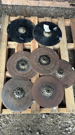 LOT OF GREAT PLAINS DISC BLADES