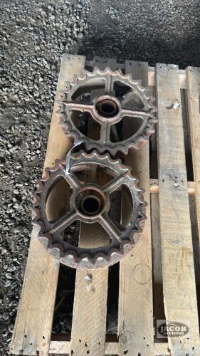 A LOT OF SPROCKET PACKER WHEELS