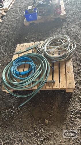 LOT OF GARDEN HOSE, SPRINKLER HEAD, AND LIQUID FERTILIZER LINE