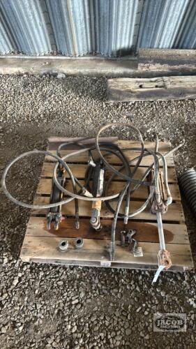 LOT OF THREE HYDRAULIC CYLINDERS