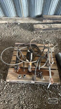 LOT OF THREE HYDRAULIC CYLINDERS